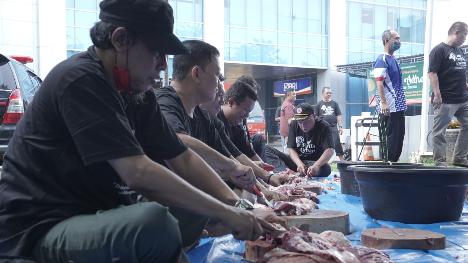 Suasana pelaksanaan qurban Idul Adha di Lingkungan BNPB pada Jumat (30/6).